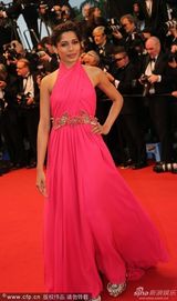 组图：贫民窟的百万富翁女星芙蕾达粉嫩亮相