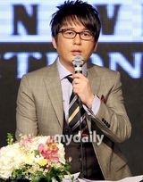 组图：韩国歌手申胜勋发专辑 纪念出道20周年