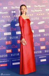 组图：白百何耀眼红裙亮相 宽领露锁骨