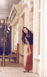 组图：秦雪慵懒卷发诠释性感女人味