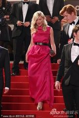 组图：邓斯特戛纳走秀紫红裙装简约亲切