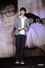 组图：胡夏趁胜追击推新辑 戴爱玲为其发片站台