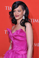 高清图：蕾哈娜玫红色宫廷式抹胸礼服性感亮相