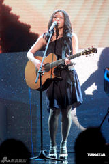 幻灯图：容祖儿露肩礼服帅气 阿Sa(蔡卓妍)颁奖礼上露笑容