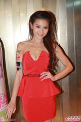 组图：周秀娜倒奶谢票大派送 新片改走打女路线