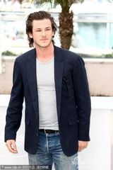 幻灯：《蒙彼利埃公主》记者会 导演轻吻女主演香肩