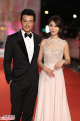 组图：林心如优雅亮相金钟红毯携手李铭顺