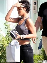 组图：蕾哈娜打赢官司心情好 真空背心激凸逛街