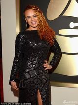 组图：56届格莱美红毯 泰勒透视麦当娜反串绅士