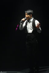 组图：黎明红馆开唱与陈小春合唱《友情岁月》