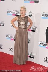组图：Pink金色礼服亮相AMA红毯 龇牙咧嘴搞怪