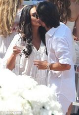 组图：F1总裁千金大婚奢靡派对 吻同性入水走光