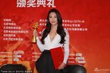 组图：张雨绮获最受欢迎女演员 吻奖杯秀婚戒