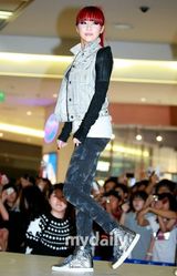 组图：2NE1举行新闻发布会 公开新专辑主打歌MV