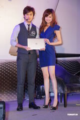 组图：陈柏霖视频聊天维系感情 工作中过白色情人节