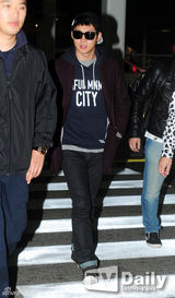 组图：JYJ飞赴越南 朴有天不惧绯闻现身机场