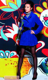 幻灯集：赵薇秀冬日暖装俏皮 青春气息逼人