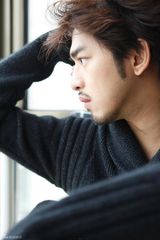 高清图：陈柏霖全新潮男写真 眼神犀利酷帅十足