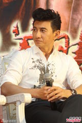 组图：吴奇隆帅气宣传新剧 甘婷婷超大项链抢镜