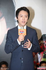 组图：李云迪香港亮相 拒做访问避谈摸臀事件