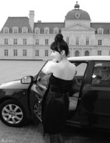 高清组图：尹媗拍摄汽车大片 气质清新自然纯美