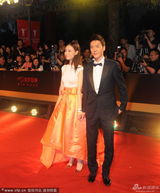 组图：冯绍峰倪妮情侣档现身 羞涩接吻