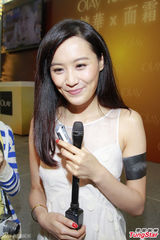 组图：罗仲谦赞杨怡皮肤好 陈法拉乐当空中飞人