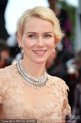 组图：娜奥米-瓦茨戛纳走秀 裸色纱裙妩媚动人