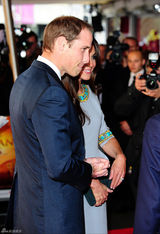 组图：威廉夫妇亮相首映礼 王子为凯特撑伞秀甜蜜