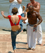 组图：詹妮弗-洛佩兹清凉装扮现身乌拉圭海滩