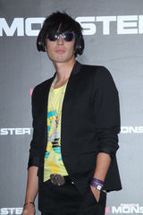 组图：吴建豪戴黑钻耳机压轴走秀 空运礼物表孝心