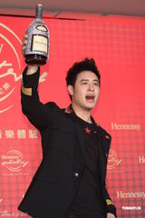 组图：潘玮柏代言洋酒 谈入围金钟奖大呼意外