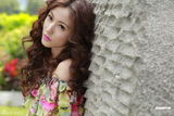 组图：刘心悠花朵裙装拍写真 望早日遇真命天子