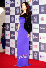 组图：汤唯亮相釜山开幕红毯 紫色长裙优雅高贵