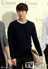 组图：张根硕少女时代等背靓包光鲜出席活动