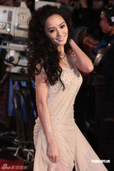 高清：关颖透视裙装亮相 卷发造型更显妖艳