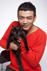 组图：杨烁写真演绎宠物情缘展硬汉柔情