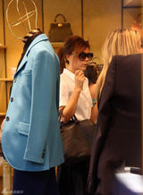 组图：维多利亚带儿子游玩 小潮男星样十足