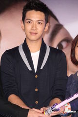 组图：柯震东光棍节发专辑 自称输给周董不丢脸