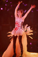 幻灯：郑秀文许志安相拥献唱 梁洛施李嘉欣捧场