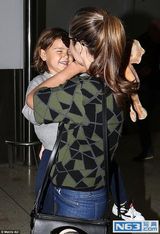 组图：米兰达抱儿子现身 弗林古灵精怪变表情帝