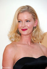 组图：艾美奖红毯 格雷琴-莫尔红唇冶艳复古妖娆