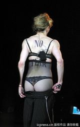 组图：麦当娜脱衣露底 与男伴当众调情