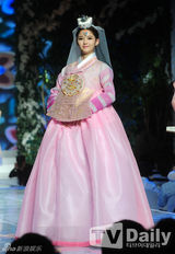 组图：南宝拉林时完穿韩服走秀 为单亲妈妈筹款