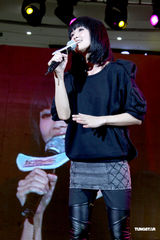 组图：阿Sa皮裤黑衣酷劲十足 献唱一首匆忙赶场吸金