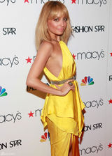 高清组图：好莱坞名媛妮可-里奇嫩黄色礼服亮相