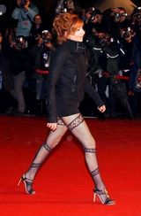 组图：比伯助阵NRJ颁奖礼卖萌 夏奇拉裹胸裙荡酥胸