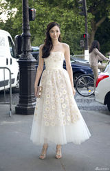 组图：吴佩慈受邀巴黎高定秀 蕾丝裙飘逸似仙子