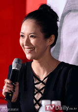 组图：章子怡李长东导演出席釜山电影节活动