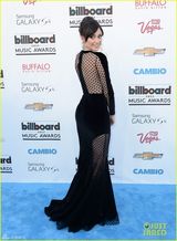 组图：女演员艾米罗森波点透视裙秀美背